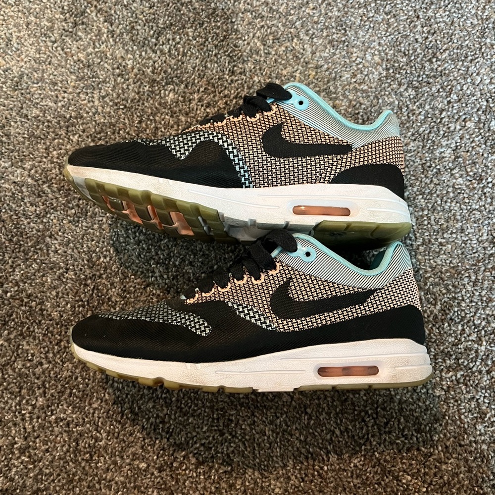 Good condition womens Nike shoes. Size 8.5